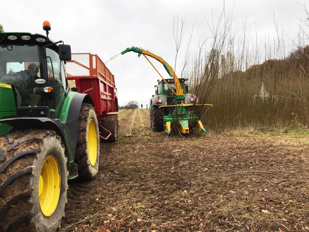 photo de machine agricole pendant la récolte et le taillis de haies